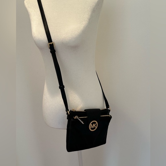 Micheal Kors Black Pebble leather multi pocket adjustable strap crossbody bag - Picture 1 of 6